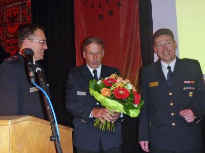 Die Stellvertreter Markus Giek und Martin Schäffer bedanken sich bei Klaus Haug.